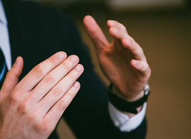 Hände in Diskussion
