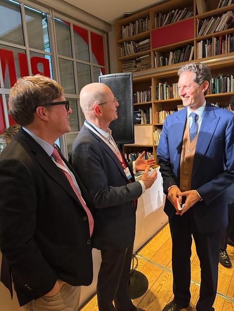 Robert Karas im Gespräch mit John Elkann. Links im Bild der Investor Guy Spier. Quelle: Bank Gutmann AG